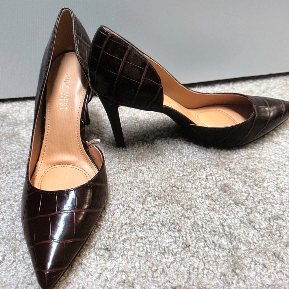 Nine West Dark Brown Croc-Embossed Pointed Pumps - Picture 2 of 4